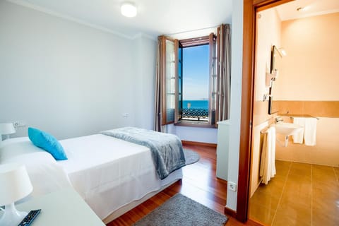 Bed, Photo of the whole room, Bedroom, Sea view, Facility for disabled guests