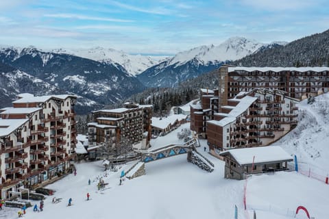 Property building, Day, People, Natural landscape, Winter, Skiing, Mountain view, group of guests