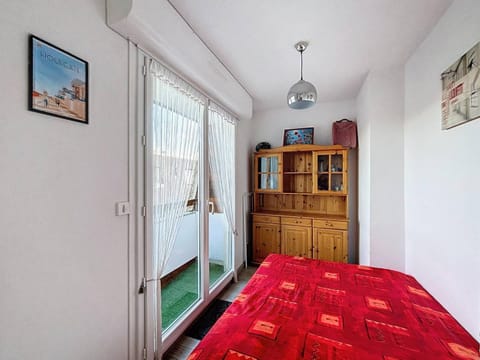 Charmant Studio Cabine 4 Pers, Balcons, Parking Privé, à 300m de la Plage de Merville-Franceville - FR-1-465-37 Cabin in Normandy