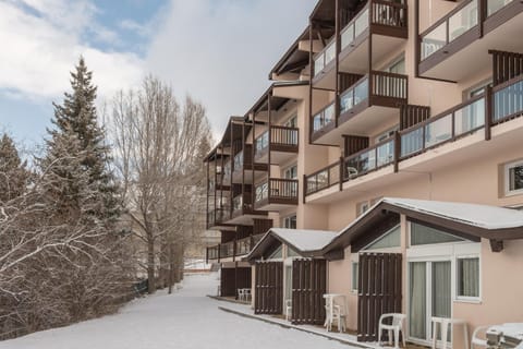 Property building, Facade/entrance, Day, Winter, Summer, On site