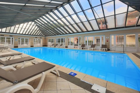 Swimming pool, sunbed