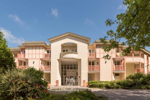 Property building, Facade/entrance, Spring, Day, Garden, Garden view