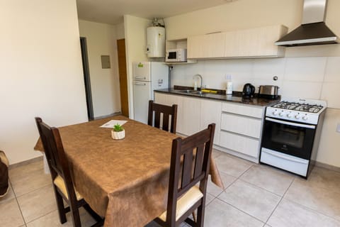 Kitchen or kitchenette, Dining area, minibar, pet friendly, toaster