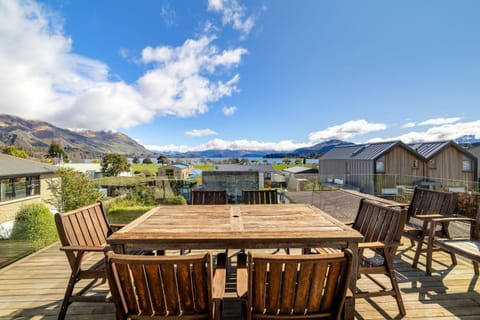 Property building, Patio, Day, Natural landscape, View (from property/room), Balcony/Terrace, Dining area, Lake view, Mountain view