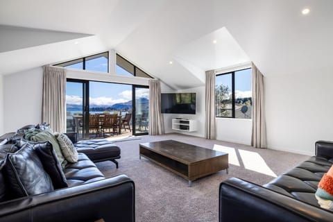 Natural landscape, TV and multimedia, Living room, Seating area, Lake view, Landmark view, Mountain view