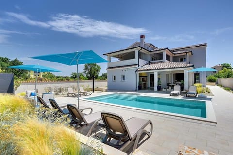 Property building, Swimming pool, sunbed