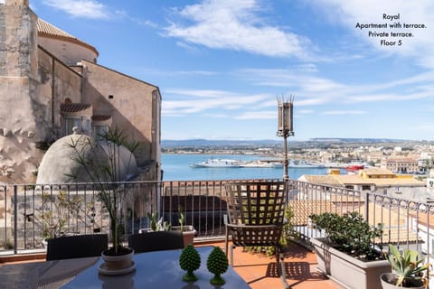 View (from property/room), Balcony/Terrace, City view, Sea view