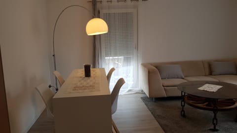 Outletcity Ferienwohnung Apartment 2 Condo in Metzingen