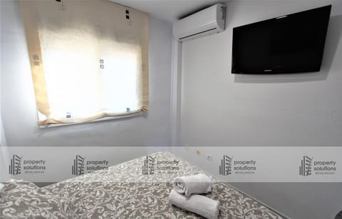 Bed, TV and multimedia, Bedroom