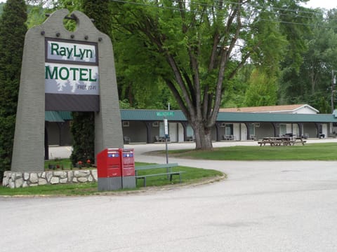 Ray Lyn Motel Motel in Alberta