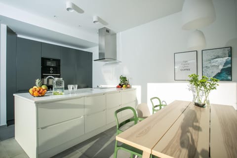 Kitchen or kitchenette, Food and drinks, Dining area, Food