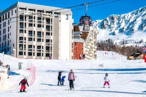 Property building, Facade/entrance, Skiing