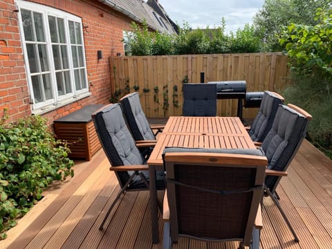 Patio, Restaurant/places to eat, Neighbourhood, BBQ facilities, Area and facilities, Area and facilities