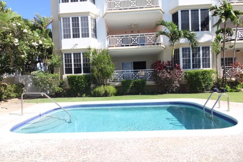 Beachfront Apartment in St. Lawrence Gap - Close To Your Every Need Copropriété in Oistins