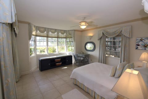 Beachfront Apartment in St. Lawrence Gap - Close To Your Every Need Condominio in Oistins