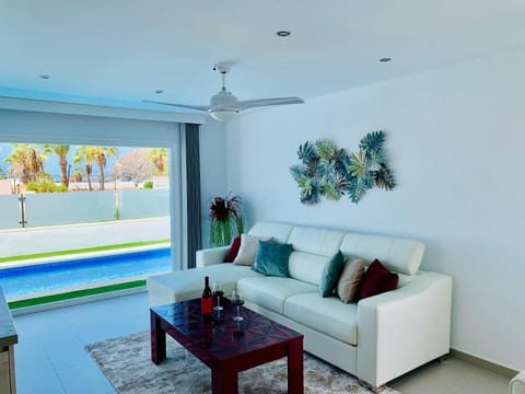 Luxurious 5* VILLA - 300M2 - private HEATED pool - garage - WiFi Villa in Palm-Mar