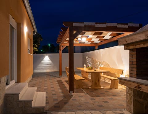 Patio, BBQ facilities