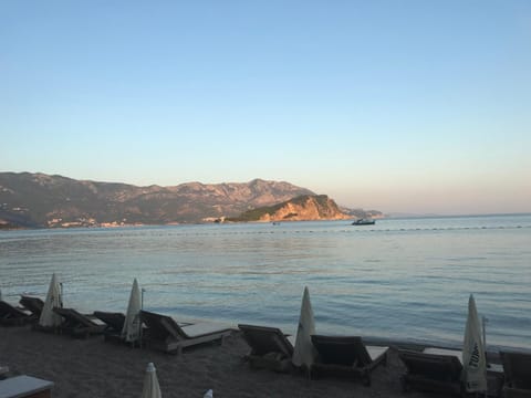 Panoramic sea view 3-bedroom apartment 50 m from the sea Eigentumswohnung in Budva