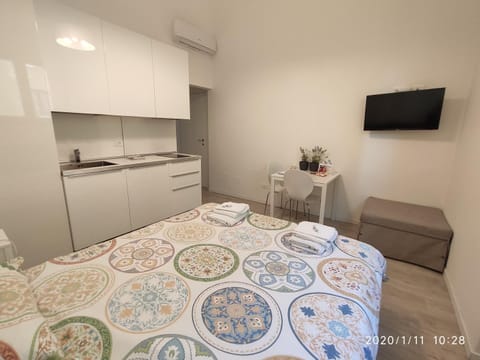 Bed, Kitchen or kitchenette, Bedroom