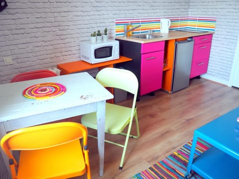 Coffee/tea facilities, Kitchen or kitchenette, Dining area