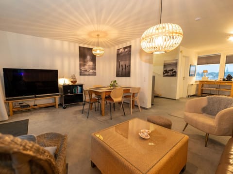 TV and multimedia, Living room, Seating area, Dining area