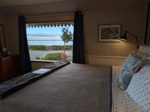 Bed, Sea view