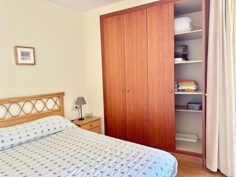 NEW! Apartamento con piscina y balcón a 2 minutos de la playa. WI-FI Apartment in Baix Empordà