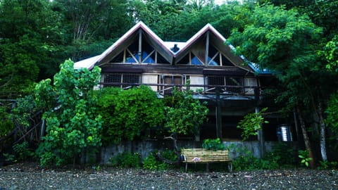 Villa Serena Alojamiento y desayuno in Bicol