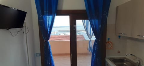 Fronte mare attico indipendente ed esclusivo con terrazza panoramica Appartamento in Isola Rossa