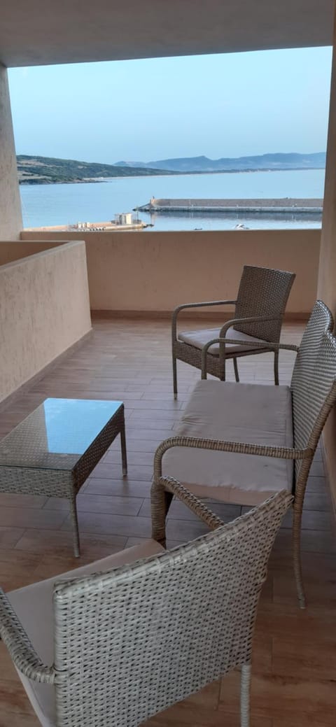 Fronte mare attico indipendente ed esclusivo con terrazza panoramica Apartamento in Isola Rossa