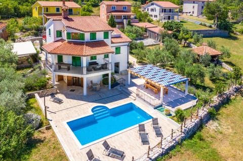 Bird's eye view, Pool view