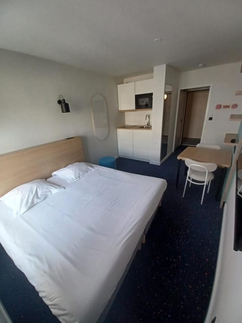 Kitchen or kitchenette, Bedroom