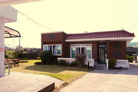 Property building, Facade/entrance, Garden