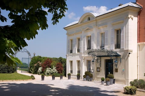 Pavillon Henri IV - Hotel Restaurant Terrasse Hotel in Saint-Germain-en-Laye