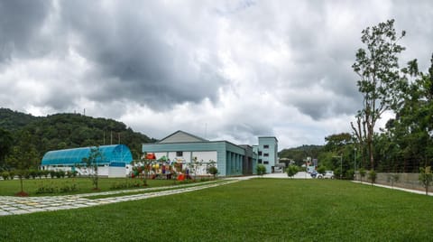 Property building, Day, Natural landscape, Garden, Mountain view, group of guests