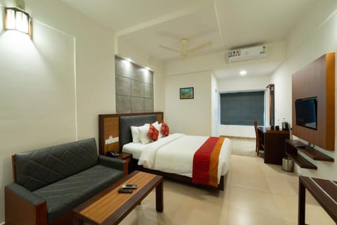 Bed, TV and multimedia, Seating area, air conditioner