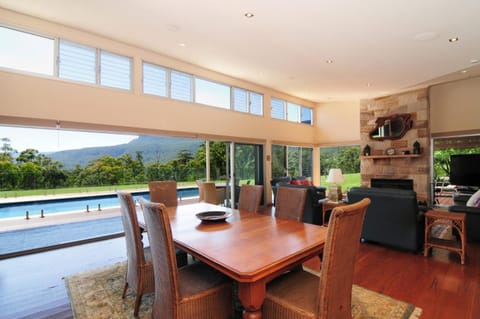 Bottlebrush Lodge Great views and a pool House in Kangaroo Valley