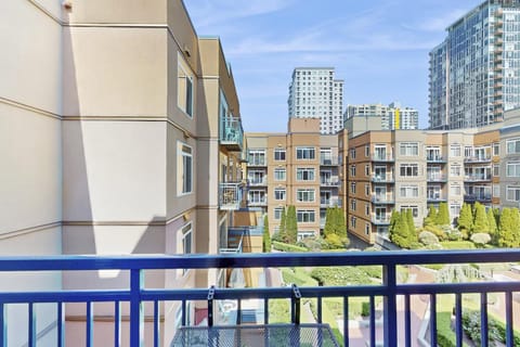 Sapphire of Belltown Court Apartment in Belltown