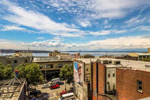 Newmark Bayview Luxury Suite Apartment in Pike Place Market