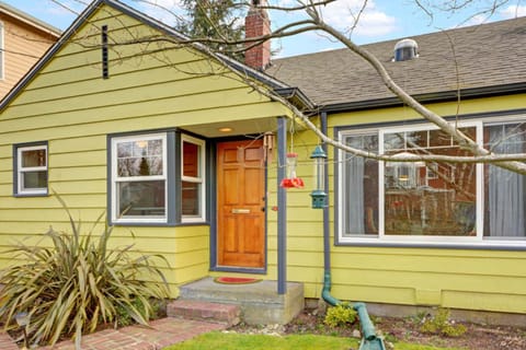 Husky Hideaway - 2 Bed 1 Bath Vacation home in Seattle House in University District