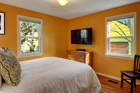 Husky Hideaway - 2 Bed 1 Bath Vacation home in Seattle Casa in University District