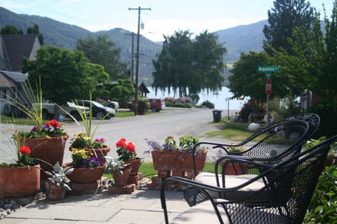 Cottage by the Lake House in Manson