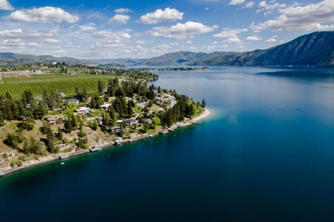 Cottage by the Lake House in Manson