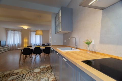 Kitchen or kitchenette, Dining area