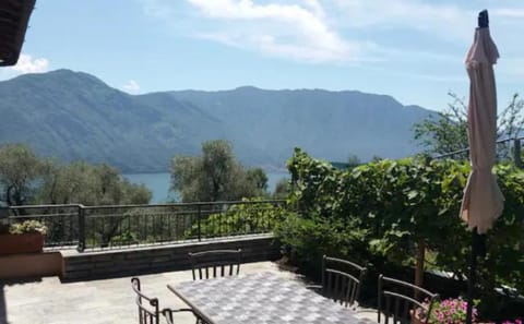 Casa Intignano - appartamento con terrazzo vista lago Condominio in Tremezzo