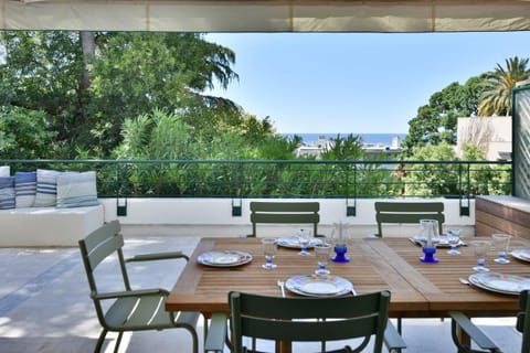 Stunning 3-Br Apartment with Large Terrace and Pool Apartment in Cannes