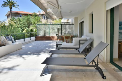 Stunning 3-Br Apartment with Large Terrace and Pool Apartment in Cannes