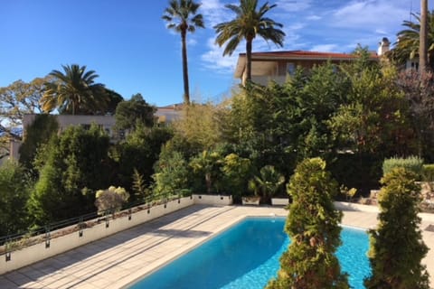 Stunning 3-Br Apartment with Large Terrace and Pool Apartment in Cannes