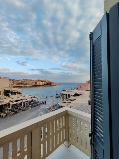 View (from property/room), Balcony/Terrace, City view, Sea view