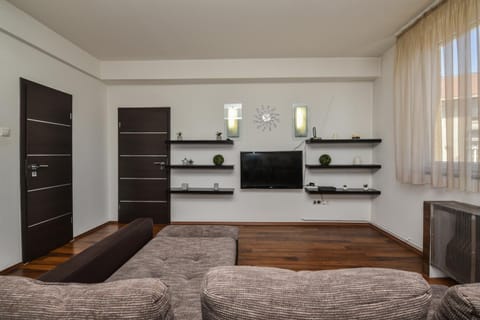 Communal lounge/ TV room, TV and multimedia, Living room, Photo of the whole room, Seating area